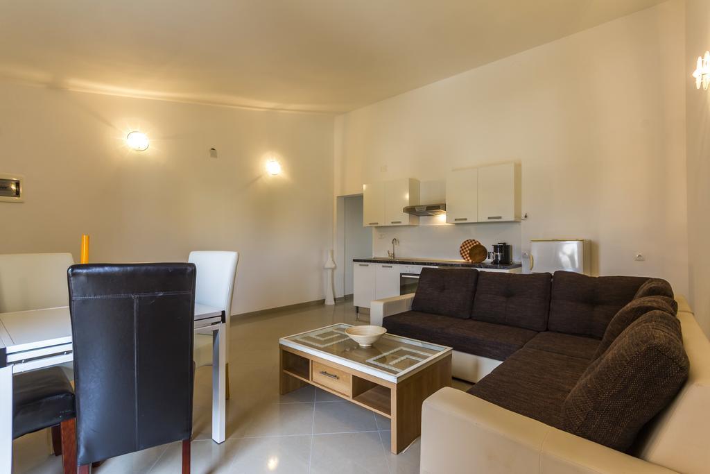 Apartments Gloria Liznjan Exterior photo